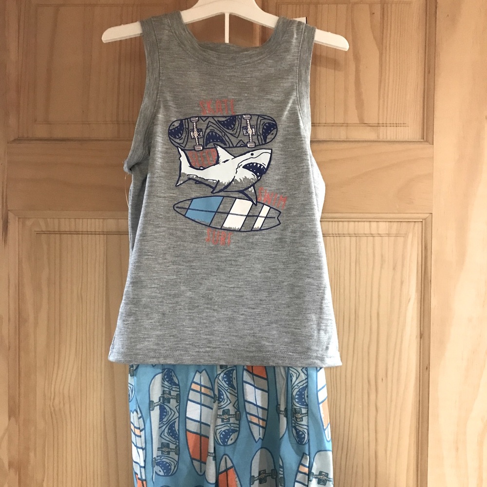 Last one💥Boys xs 4-5 NWT shark PJ set